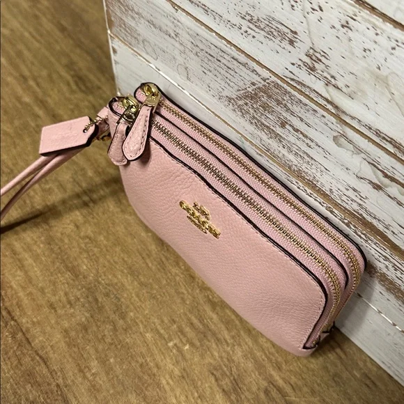 Coach great shape double corner light pink pebbled leather dual zip wristlet - Picture 4 of 9